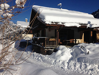 Chalet en hiver et sa terrasse